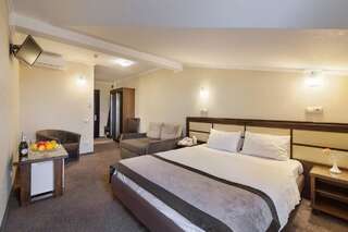 Отель Avalon Palace Тернополь Улучшенный двухместный номер с 1 двуспальной кроватью и диваном-1
